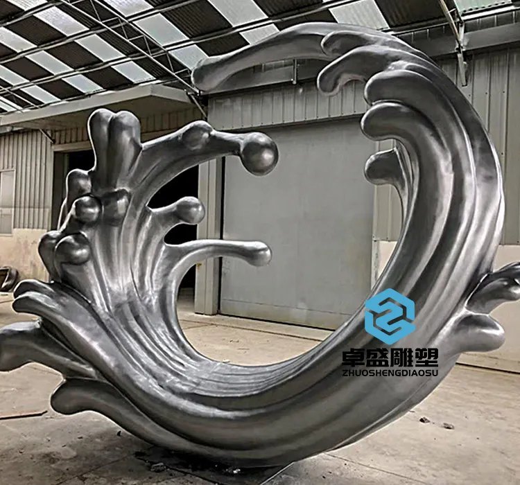 白色玻璃钢景观造型制作现场 3