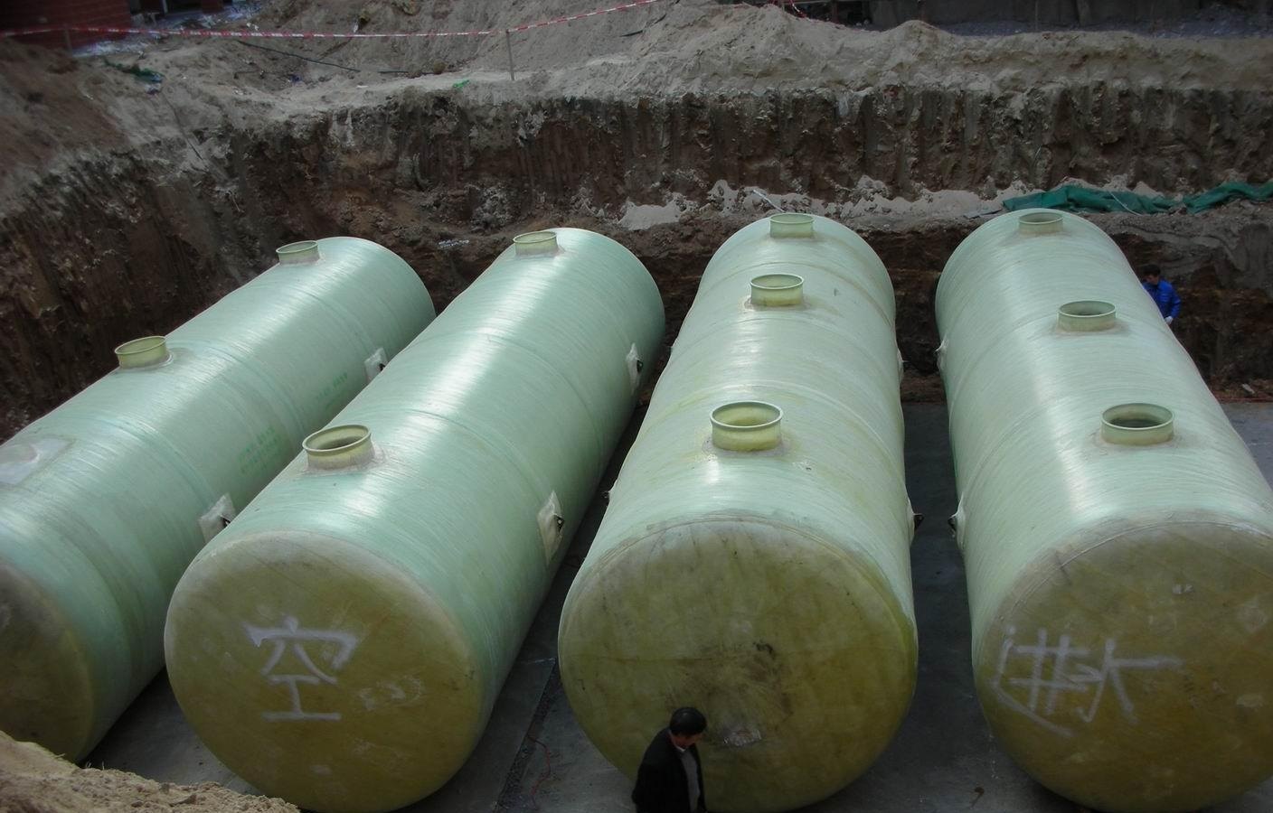 基坑内安装的玻璃钢化粪池罐体