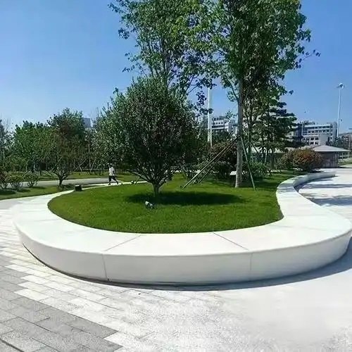 公园步道旁的白色玻璃钢树池与木质坐凳